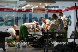 03.04.2008 Sakhir, Bahrain,  Rubens Barrichello (BRA), Honda Racing F1 Team with mechanics at night - Formula 1 World Championship, Rd 3, Bahrain Grand Prix, Thursday