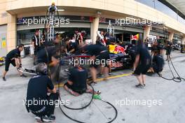 03.04.2008 Sakhir, Bahrain,  Red Bull Racing practice pitstop - Formula 1 World Championship, Rd 3, Bahrain Grand Prix, Thursday