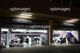 03.04.2008 Sakhir, Bahrain,  The BMW team car and mechanics at night - Formula 1 World Championship, Rd 3, Bahrain Grand Prix, Thursday