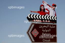 03.04.2008 Sakhir, Bahrain,  F1 Signage on the way to the circuit - Formula 1 World Championship, Rd 3, Bahrain Grand Prix, Thursday