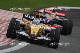 31.10.2008 Sao Paulo, Brazil,  Fernando Alonso (ESP), Renault F1 Team, R28 and Lewis Hamilton (GBR), McLaren Mercedes, MP4-23 - Formula 1 World Championship, Rd 18, Brazilian Grand Prix, Friday Practice