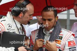 02.11.2008 Sao Paulo, Brazil,  Phil Prew (Lewis Hamilton's engineer) and Lewis Hamilton (GBR), McLaren Mercedes - Formula 1 World Championship, Rd 18, Brazilian Grand Prix, Sunday Pre-Race Grid