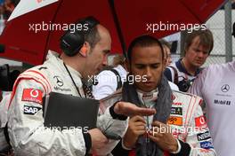 02.11.2008 Sao Paulo, Brazil,  Phil Prew (Lewis Hamilton's engineer) and Lewis Hamilton (GBR), McLaren Mercedes - Formula 1 World Championship, Rd 18, Brazilian Grand Prix, Sunday Pre-Race Grid