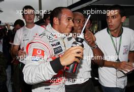 02.11.2008 Sao Paulo, Brazil,  Lewis Hamilton (GBR), McLaren Mercedes with his father Anthony - Formula 1 World Championship, Rd 18, Brazilian Grand Prix, Sunday Podium