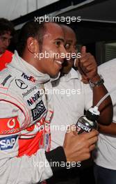 02.11.2008 Sao Paulo, Brazil,  Lewis Hamilton (GBR), McLaren Mercedes with his father Anthony Hamilton - Formula 1 World Championship, Rd 18, Brazilian Grand Prix, Sunday Podium