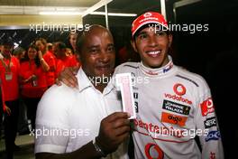 02.11.2008 Sao Paulo, Brazil,  Lewis Hamilton (GBR), McLaren Mercedes and his father Anthony  - Formula 1 World Championship, Rd 18, Brazilian Grand Prix, Sunday Race