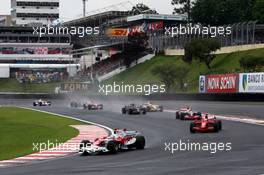 02.11.2008 Sao Paulo, Brazil,  Jarno Trulli (ITA), Toyota Racing, TF108 leads Kimi Raikkonen (FIN), Räikkönen, Scuderia Ferrari, F2008 - Formula 1 World Championship, Rd 18, Brazilian Grand Prix, Sunday Race