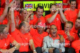 02.11.2008 Sao Paulo, Brazil,  Ron Dennis (GBR), McLaren, Team Principal, Chairman, Lewis Hamilton (GBR), McLaren Mercedes, Heikki Kovalainen (FIN), McLaren Mercedes - Formula 1 World Championship, Rd 18, Brazilian Grand Prix, Sunday Race