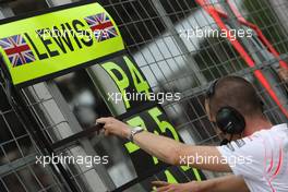 02.11.2008 Sao Paulo, Brazil,  Lewis Hamilton (GBR), McLaren Mercedes, Pitboard - Formula 1 World Championship, Rd 18, Brazilian Grand Prix, Sunday Race