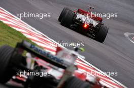 02.11.2008 Sao Paulo, Brazil,  Lewis Hamilton (GBR), McLaren Mercedes, Timo Glock (GER), Toyota F1 Team  - Formula 1 World Championship, Rd 18, Brazilian Grand Prix, Sunday Race