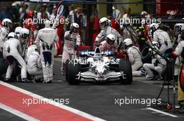 02.11.2008 Sao Paulo, Brazil,  Nick Heidfeld (GER), BMW Sauber F1 Team, F1.08, Pitstop - Formula 1 World Championship, Rd 18, Brazilian Grand Prix, Sunday Race