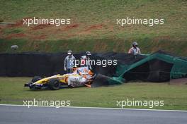 02.11.2008 Sao Paulo, Brazil,  Nelson Piquet Jr (BRA), Renault F1 Team crashed - Formula 1 World Championship, Rd 18, Brazilian Grand Prix, Sunday Race