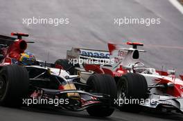 02.11.2008 Sao Paulo, Brazil,  Sebastien Bourdais (FRA), Scuderia Toro Rosso, Jarno Trulli (ITA), Toyota F1 Team  - Formula 1 World Championship, Rd 18, Brazilian Grand Prix, Sunday Race