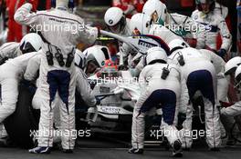 02.11.2008 Sao Paulo, Brazil,  Pitstop, Robert Kubica (POL),  BMW Sauber F1 Team - Formula 1 World Championship, Rd 18, Brazilian Grand Prix, Sunday Race