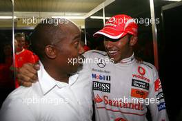 02.11.2008 Sao Paulo, Brazil,  Lewis Hamilton (GBR), McLaren Mercedes and his father Anthony  - Formula 1 World Championship, Rd 18, Brazilian Grand Prix, Sunday Race