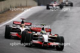 Giancarlo Fisichella (ITA), Force India F1 Team, Lewis Hamilton (GBR), McLaren Mercedes  - Formula 1 World Championship, Rd 18, Brazilian Grand Prix, Sunday Race