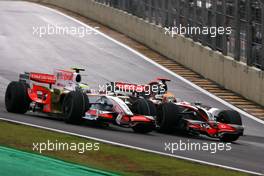 02.11.2008 Sao Paulo, Brazil,  Giancarlo Fisichella (ITA), Force India F1 Team, Lewis Hamilton (GBR), McLaren Mercedes  - Formula 1 World Championship, Rd 18, Brazilian Grand Prix, Sunday Race