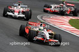 02.11.2008 Sao Paulo, Brazil,  Giancarlo Fisichella (ITA), Force India F1 Team, VJM-01 leads Jarno Trulli (ITA), Toyota Racing, TF108 - Formula 1 World Championship, Rd 18, Brazilian Grand Prix, Sunday Race