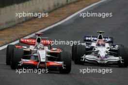 02.11.2008 Sao Paulo, Brazil,  Adrian Sutil (GER), Force India F1 Team, Robert Kubica (POL), BMW Sauber F1 Team  - Formula 1 World Championship, Rd 18, Brazilian Grand Prix, Sunday Race