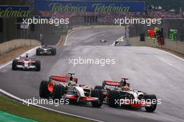 02.11.2008 Sao Paulo, Brazil,  Giancarlo Fisichella (ITA), Force India F1 Team, Lewis Hamilton (GBR), McLaren Mercedes  - Formula 1 World Championship, Rd 18, Brazilian Grand Prix, Sunday Race