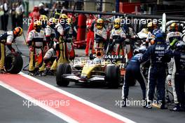 02.11.2008 Sao Paulo, Brazil,  Pitstop, Fernando Alonso (ESP), Renault F1 Team - Formula 1 World Championship, Rd 18, Brazilian Grand Prix, Sunday Race
