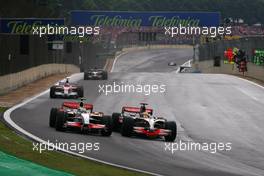 02.11.2008 Sao Paulo, Brazil,  Giancarlo Fisichella (ITA), Force India F1 Team, Lewis Hamilton (GBR), McLaren Mercedes  - Formula 1 World Championship, Rd 18, Brazilian Grand Prix, Sunday Race