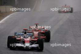 02.11.2008 Sao Paulo, Brazil,  Jarno Trulli (ITA), Toyota F1 Team, Kimi Raikkonen (FIN), Räikkönen, Scuderia Ferrari  - Formula 1 World Championship, Rd 18, Brazilian Grand Prix, Sunday Race