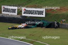 02.11.2008 Sao Paulo, Brazil,  Piquet crash in the first lap - Formula 1 World Championship, Rd 18, Brazilian Grand Prix, Sunday Race