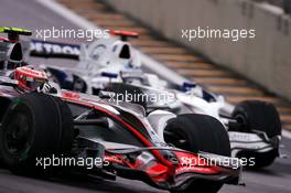 02.11.2008 Sao Paulo, Brazil,  Heikki Kovalainen (FIN), McLaren Mercedes, Nick Heidfeld (GER), BMW Sauber F1 Team  - Formula 1 World Championship, Rd 18, Brazilian Grand Prix, Sunday Race