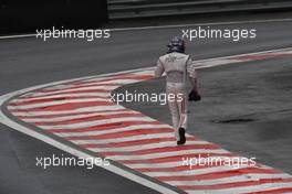 02.11.2008 Sao Paulo, Brazil,  David Coulthard (GBR), Red Bull Racing walks back to the pits after crashing out of his final GP - Formula 1 World Championship, Rd 18, Brazilian Grand Prix, Sunday Race