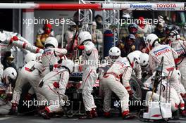02.11.2008 Sao Paulo, Brazil,  Pitstop, Timo Glock (GER), Toyota F1 Team - Formula 1 World Championship, Rd 18, Brazilian Grand Prix, Sunday Race