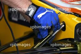 01.11.2008 Sao Paulo, Brazil,  Renault F1 Team mechanic - Formula 1 World Championship, Rd 18, Brazilian Grand Prix, Saturday Practice