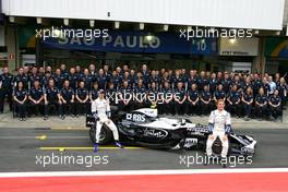 02.11.2008 Sao Paulo, Brazil,  Williams F1 Team group picture, Kazuki Nakajima (JPN), Williams F1 Team, Nico Rosberg (GER), Williams F1 Team  - Formula 1 World Championship, Rd 18, Brazilian Grand Prix, Sunday