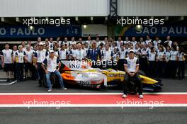 02.11.2008 Sao Paulo, Brazil,  Renault F1 Team, Team Picture - Formula 1 World Championship, Rd 18, Brazilian Grand Prix, Sunday