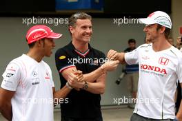 30.10.2008 Sao Paulo, Brazil,  Lewis Hamilton (GBR), McLaren Mercedes, David Coulthard (GBR), Red Bull Racing and Jenson Button (GBR), Honda Racing F1 Team, RB4, Wings For Life Livery - Formula 1 World Championship, Rd 18, Brazilian Grand Prix, Thursday