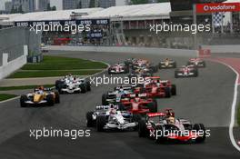 08.06.2008 Montreal, Canada,  Start, Lewis Hamilton (GBR), McLaren Mercedes, MP4-23 leads Robert Kubica (POL), BMW Sauber F1 Team, F1.08 - Formula 1 World Championship, Rd 7, Canadian Grand Prix, Sunday Race