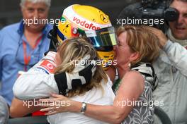 19.10.2008 Shanghai, China,  Lewis Hamilton (GBR), McLaren Mercedes congratulated by his mothers Carmen (51) and Linda (43) - Formula 1 World Championship, Rd 17, Chinese Grand Prix, Sunday Podium
