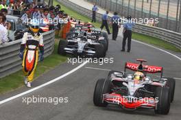 19.10.2008 Shanghai, China,  Lewis Hamilton (GBR), McLaren Mercedes passes Fernando Alonso (ESP), Renault F1 Team - Formula 1 World Championship, Rd 17, Chinese Grand Prix, Sunday Podium