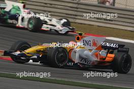 19.10.2008 Shanghai, China,  Nelson Piquet Jr (BRA), Renault F1 Team leads Rubens Barrichello (BRA), Honda Racing F1 Team - Formula 1 World Championship, Rd 17, Chinese Grand Prix, Sunday Race