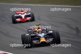 19.10.2008 Shanghai, China,  Mark Webber (AUS), Red Bull Racing leads Heikki Kovalainen (FIN), McLaren Mercedes - Formula 1 World Championship, Rd 17, Chinese Grand Prix, Sunday Race