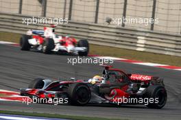 19.10.2008 Shanghai, China,  Lewis Hamilton (GBR), McLaren Mercedes, MP4-23 leads Jarno Trulli (ITA), Toyota Racing, TF108 - Formula 1 World Championship, Rd 17, Chinese Grand Prix, Sunday Race