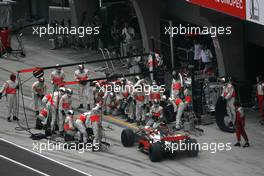 19.10.2008 Shanghai, China,  Heikki Kovalainen (FIN), McLaren Mercedes, MP4-23, puncture, pitstop - Formula 1 World Championship, Rd 17, Chinese Grand Prix, Sunday Race