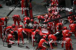 19.10.2008 Shanghai, China,  Kimi Raikkonen (FIN), Räikkönen, Scuderia Ferrari, F2008, pitstop - Formula 1 World Championship, Rd 17, Chinese Grand Prix, Sunday Race