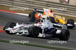 19.10.2008 Shanghai, China,  Robert Kubica (POL), BMW Sauber F1 Team, F1.08 leads nNelson Piquet Jr (BRA), Renault F1 Team, R28 - Formula 1 World Championship, Rd 17, Chinese Grand Prix, Sunday Race