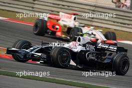 19.10.2008 Shanghai, China,  Kazuki Nakajima (JPN), Williams F1 Team leads Adrian Sutil (GER), Force India F1 Team - Formula 1 World Championship, Rd 17, Chinese Grand Prix, Sunday Race