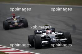 19.10.2008 Shanghai, China,  Kazuki Nakajima (JPN), Williams F1 Team, FW30 leads Sebastian Bourdais (FRA), Scuderia Toro Rosso, STR03 - Formula 1 World Championship, Rd 17, Chinese Grand Prix, Sunday Race