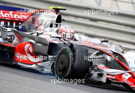 19.10.2008 Shanghai, China,  Heikki Kovalainen (FIN), McLaren Mercedes with the front tyre damaged - Formula 1 World Championship, Rd 17, Chinese Grand Prix, Sunday Race
