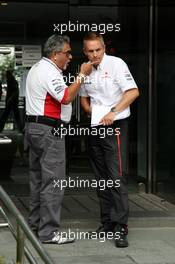 19.10.2008 Shanghai, China,  Vijay Mallya (IND), Force India F1 Team, Owner and Kingfisher CEO and Martin Whitmarsh (GBR), McLaren, Chief Executive Officer - Formula 1 World Championship, Rd 17, Chinese Grand Prix, Sunday