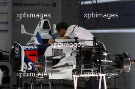 16.10.2008 Shanghai, China,  Mechanics work on the car of Nick Heidfeld (GER), BMW Sauber F1 Team - Formula 1 World Championship, Rd 17, Chinese Grand Prix, Thursday