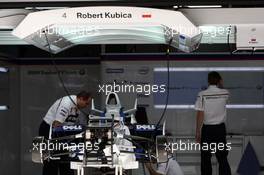16.10.2008 Shanghai, China,  Mechanics work on the car of Robert Kubica (POL),  BMW Sauber F1 Team - Formula 1 World Championship, Rd 17, Chinese Grand Prix, Thursday
